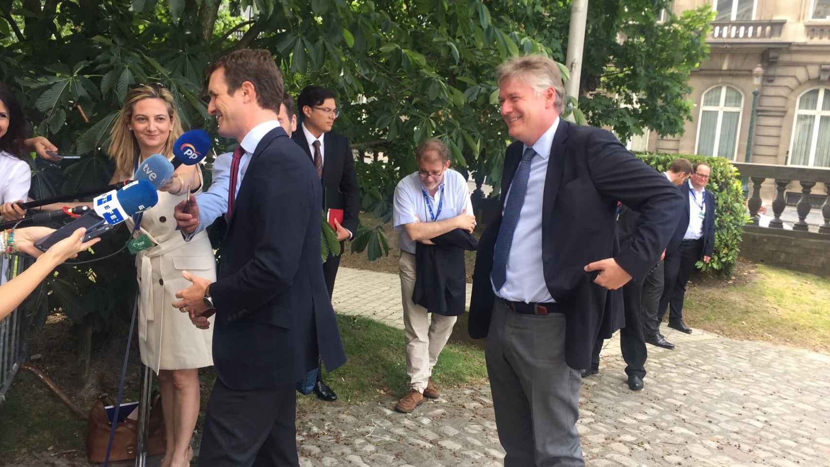 Pablo Casado, junto a  Antonio López Istúriz, a su llegada a la reunión del PPE en Bruselas.