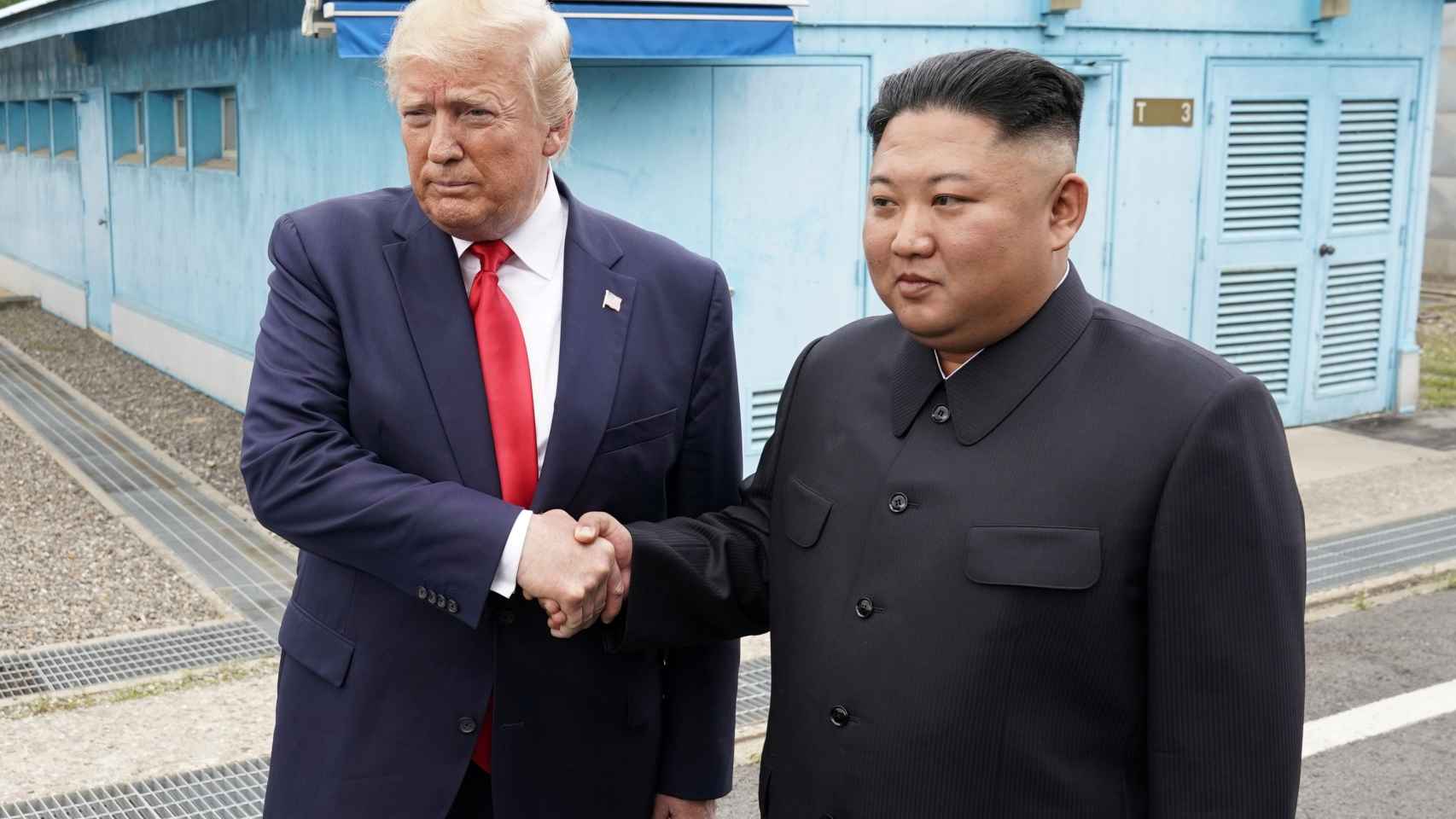 El presidente de EEUU, Donald Trump, saluda al líder norcoreano Kim Jong-Un