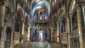 Solemne interior de la catedral de Canterbury.