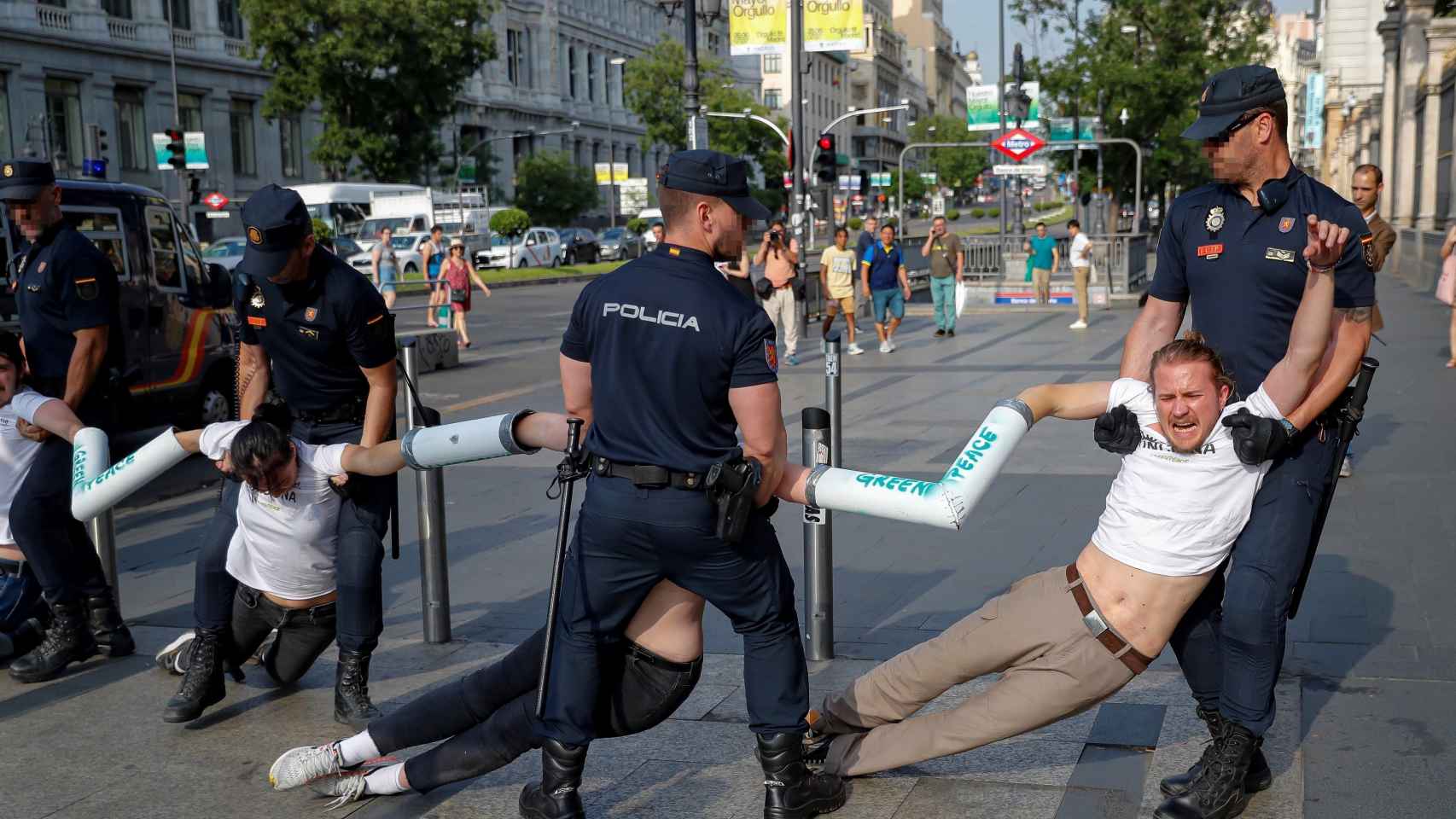 Activistas de Greenpeace cortan la calle Alcalá