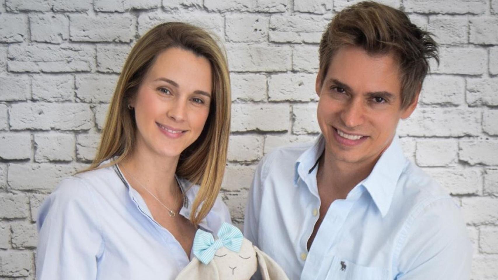 Astrid Klisans y Carlos Baute, en la foto de Instagram con la que confirmaron 'su' embarazo.