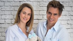 Astrid Klisans y Carlos Baute, en la foto de Instagram con la que confirmaron 'su' embarazo.