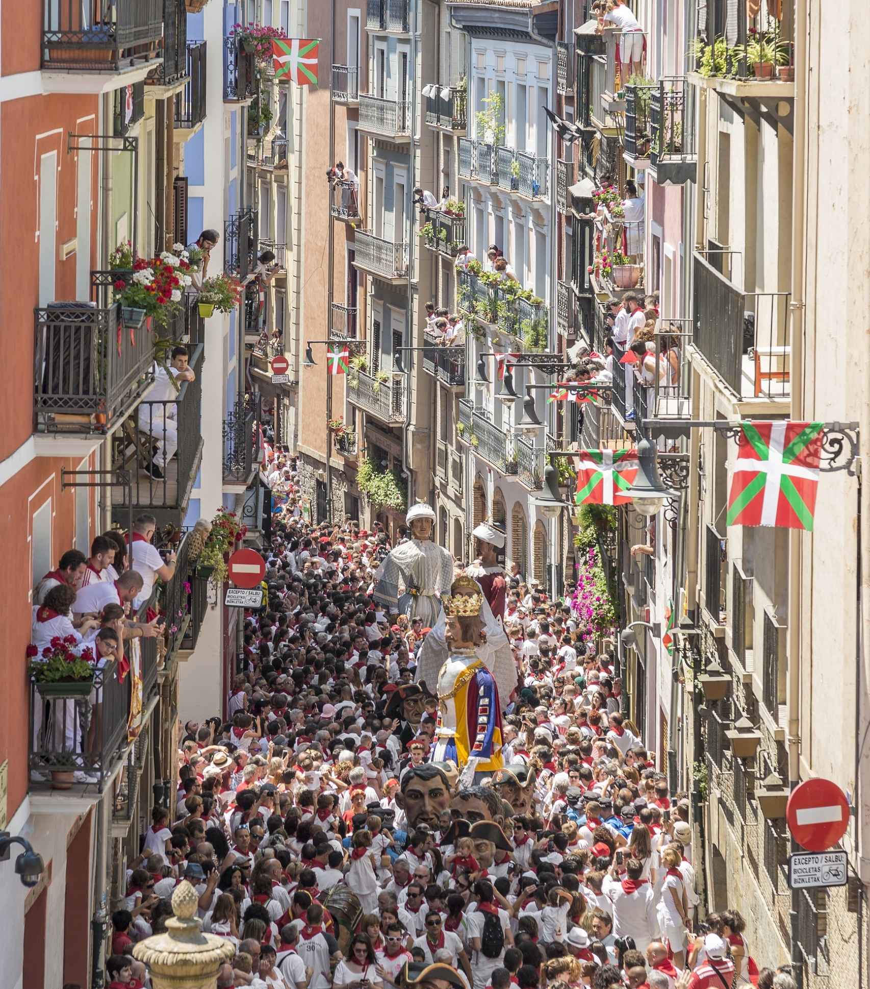 Pasacalles por las abarrotadas calles de Pamplona.