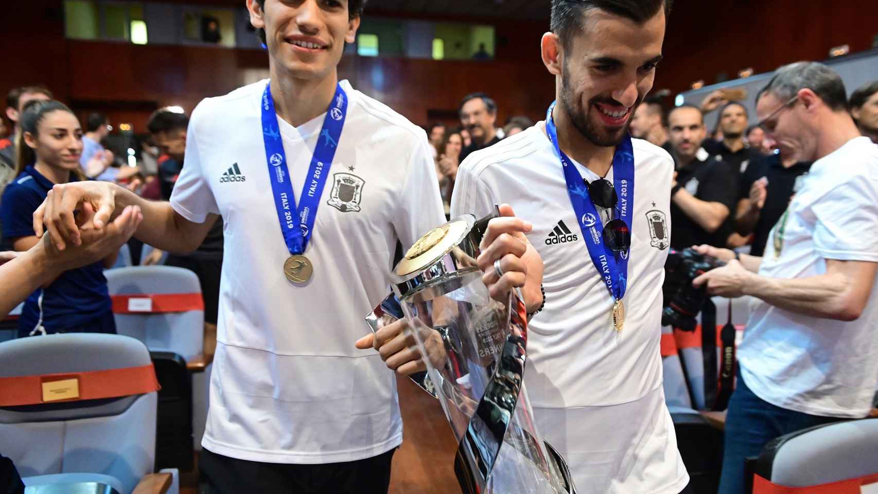 Jesús Vallejo y Dani Ceballos, con la copa de campeones del Europeo sub21