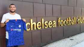 Mateo Kovacic posa con la camiseta del Chelsea. Foto: chelseafc.com