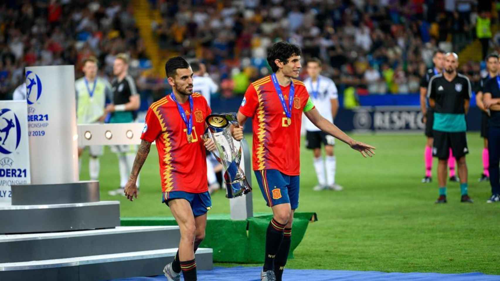 Dani Ceballos y Jesús Vallejo, jugadores del Real Madrid, tras haber ganado la Eurocopa sub21 ante Alemania.