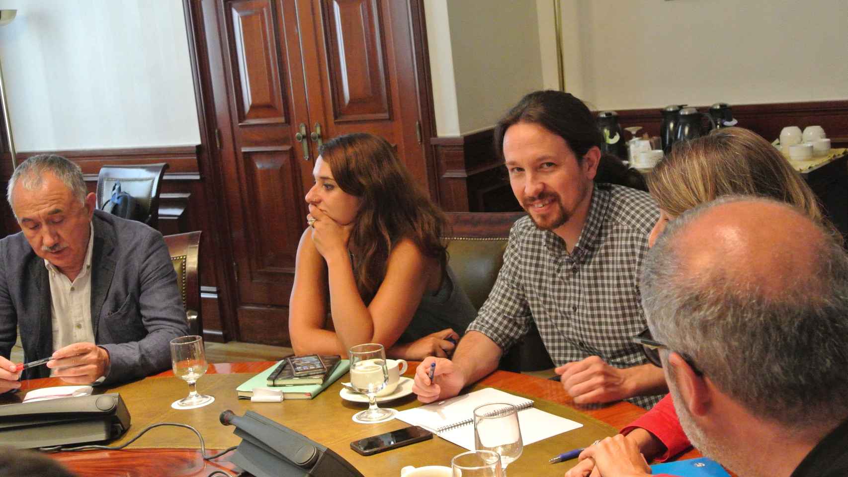 Pablo Iglesias y Noelia Vera, durante su reunión con los líderes sindicales en el Congreso.