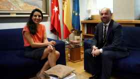 La candidata de Vox a la Comunidad de Madrid, Rocío Monasterio, y el presidente de la Asamblea, Juan Trinidad.