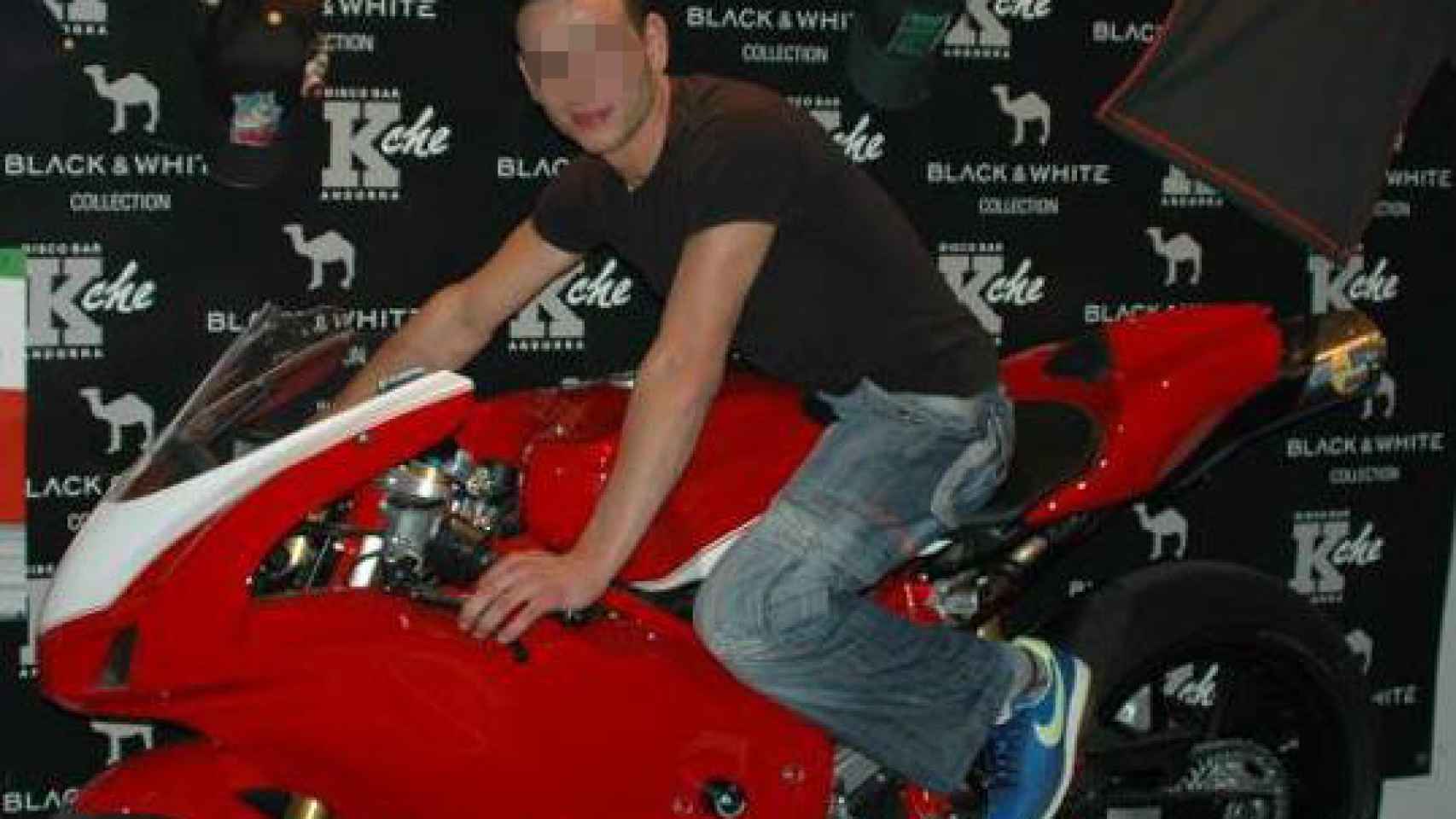 Jorge subido en motos de gran cilindrada, en imágenes que él mismo compartió en su perfil personal de Facebook.