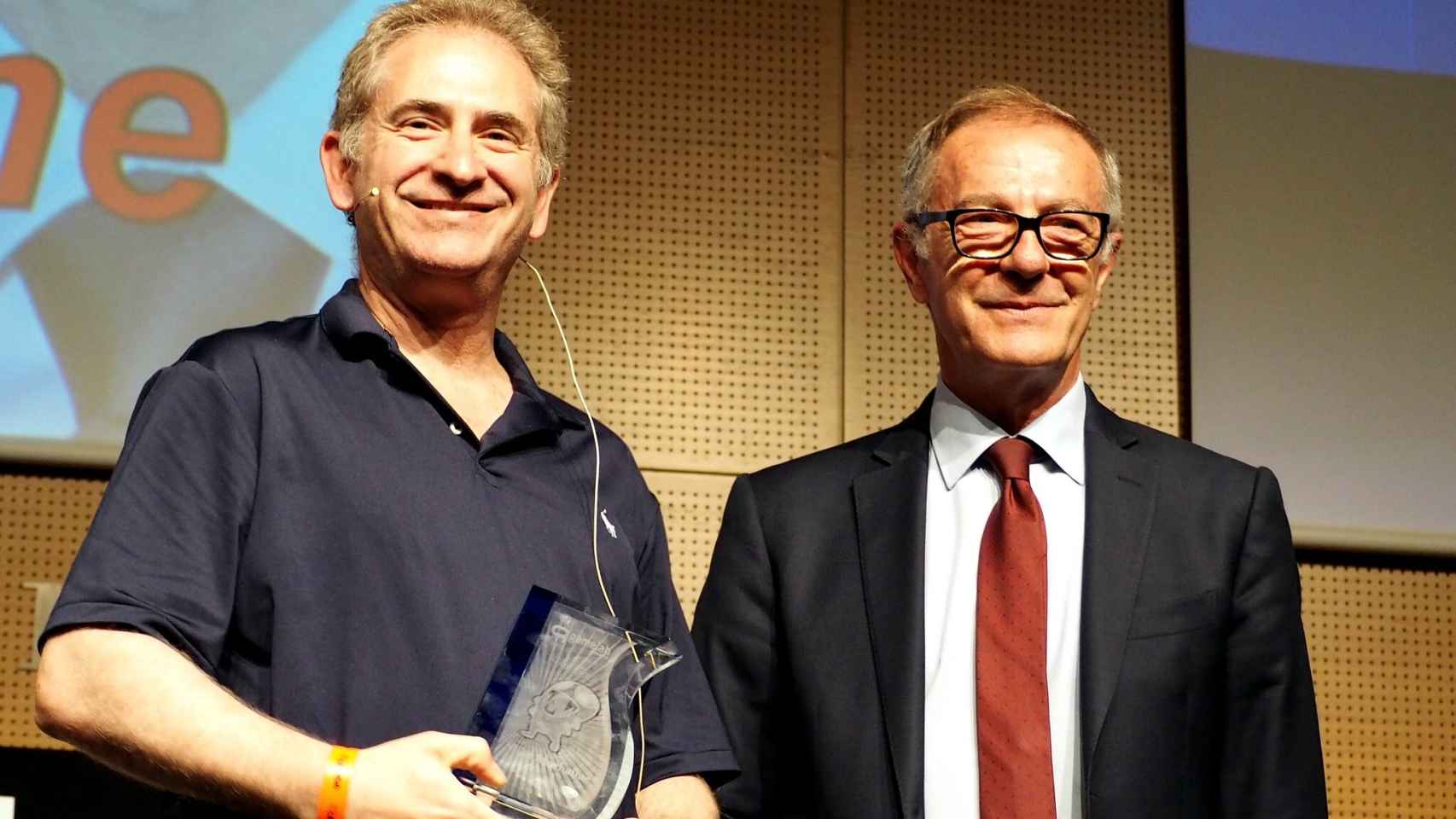 Mike Morhaime recibe el Premio de Honor de Gamelab de José Guirao, ministro de Cultura.