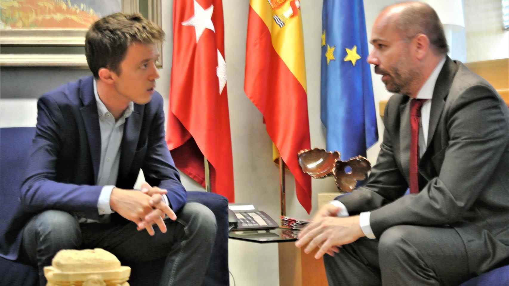 Íñigo Errejón se reúne con Juan Trinidad, presidente de la Asamblea de Madrid.