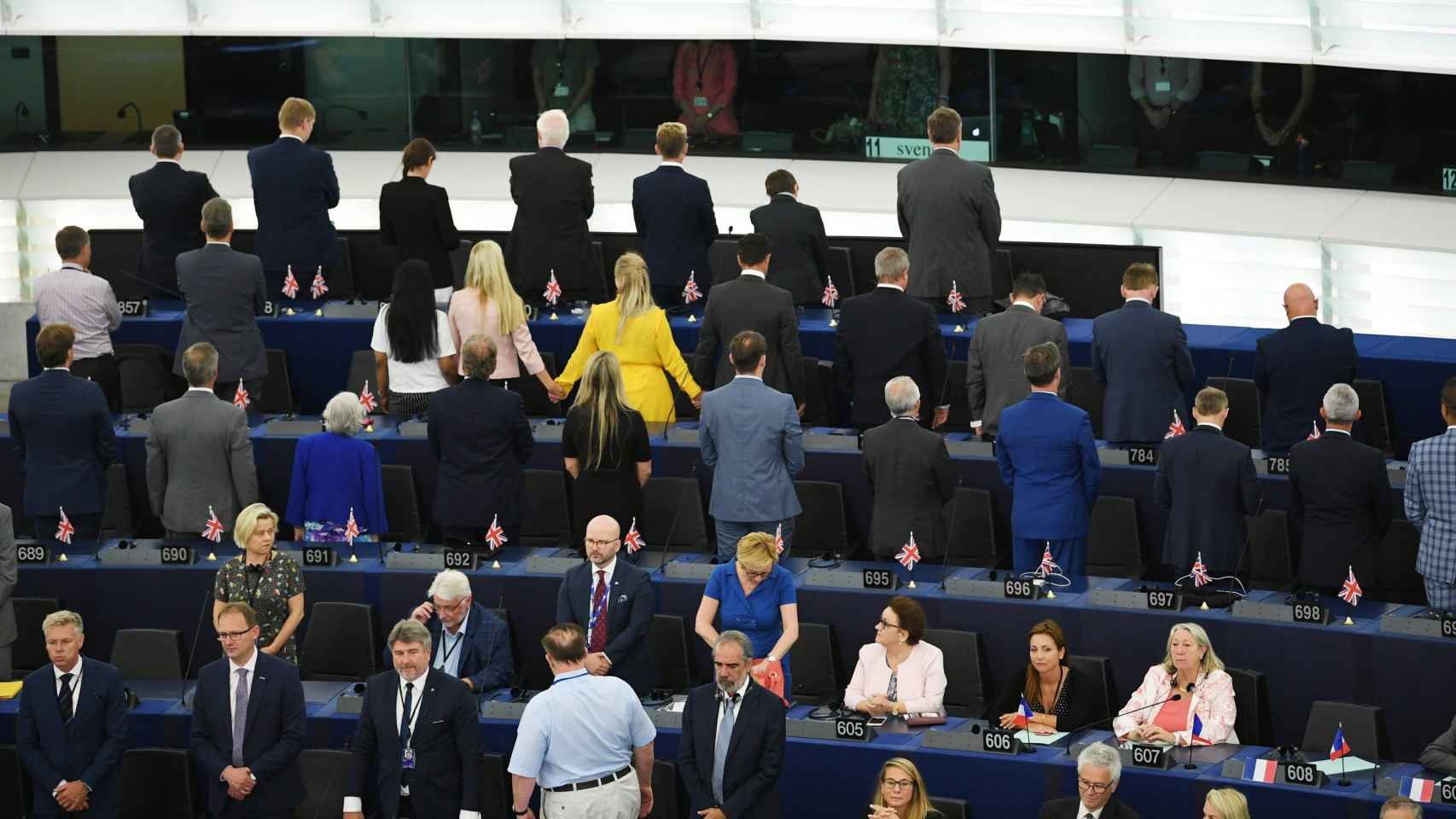 Eurodiputados del Partido del 'Brexit' dan la espalda a la Cámara en señal de protesta.