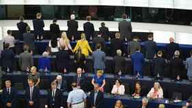 Eurodiputados del Partido del 'Brexit' dan la espalda a la Cámara en señal de protesta.