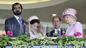 Sheikh Mohammed bin Rashid Al Maktoum, Haya Bint Al Hussein, el príncipe Eduardo y la reina Isabel II.