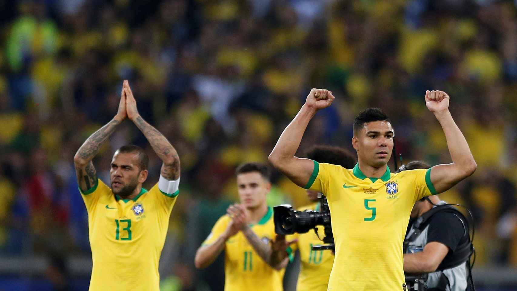 Los jugadores de Brasil celebran la victoria ante Argentina en la Copa América.