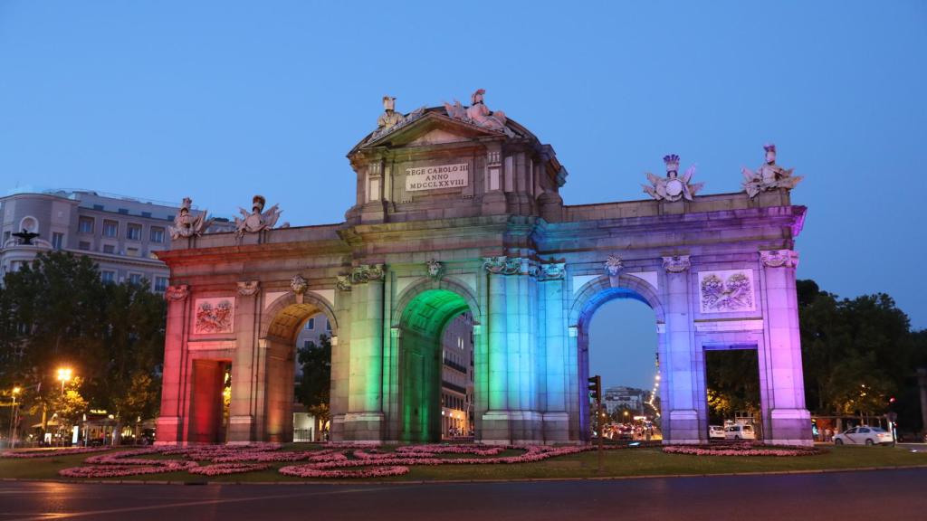 La Puerta de Alcalá de Madrid con luces del arcoíris.