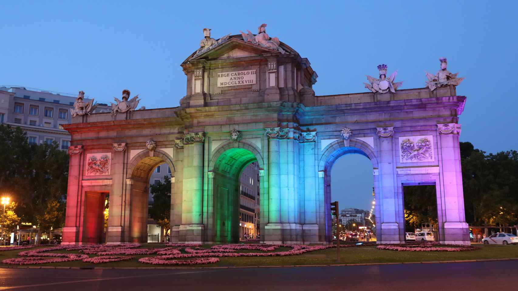 La Puerta de Alcalá de Madrid con luces del arcoíris.