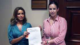 Patricia Reyes, responsable de Mujer y LGTBI de Cs, y Melisa Rodríguez, portavoz adjunta, registran la propuesta de ley.