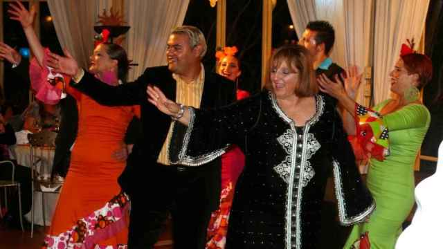 María Rodríguez baila junto al detenido Félix Ramos, en una gala  de la ONG ahora desmantelada.