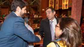 El candidato popular a la presidencia de la Comunidad de Murcia, Fernando López Miras (i), saluda al portavoz de Vox en la Asamblea Regional de Murcia, Juan José Liarte (d).