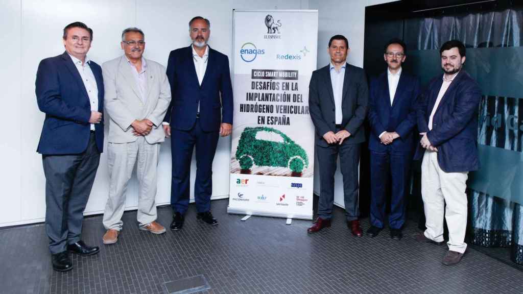 Foto de familia del evento Desafíos en la implantación del hidrógeno vehicular en España.