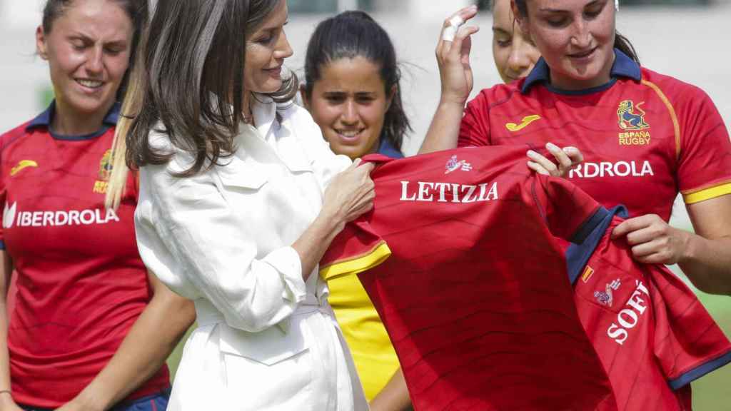 La reina Letizia acepta el regalo de la camiseta de la Selección Española de Rugby con su nombre en el dorsal.