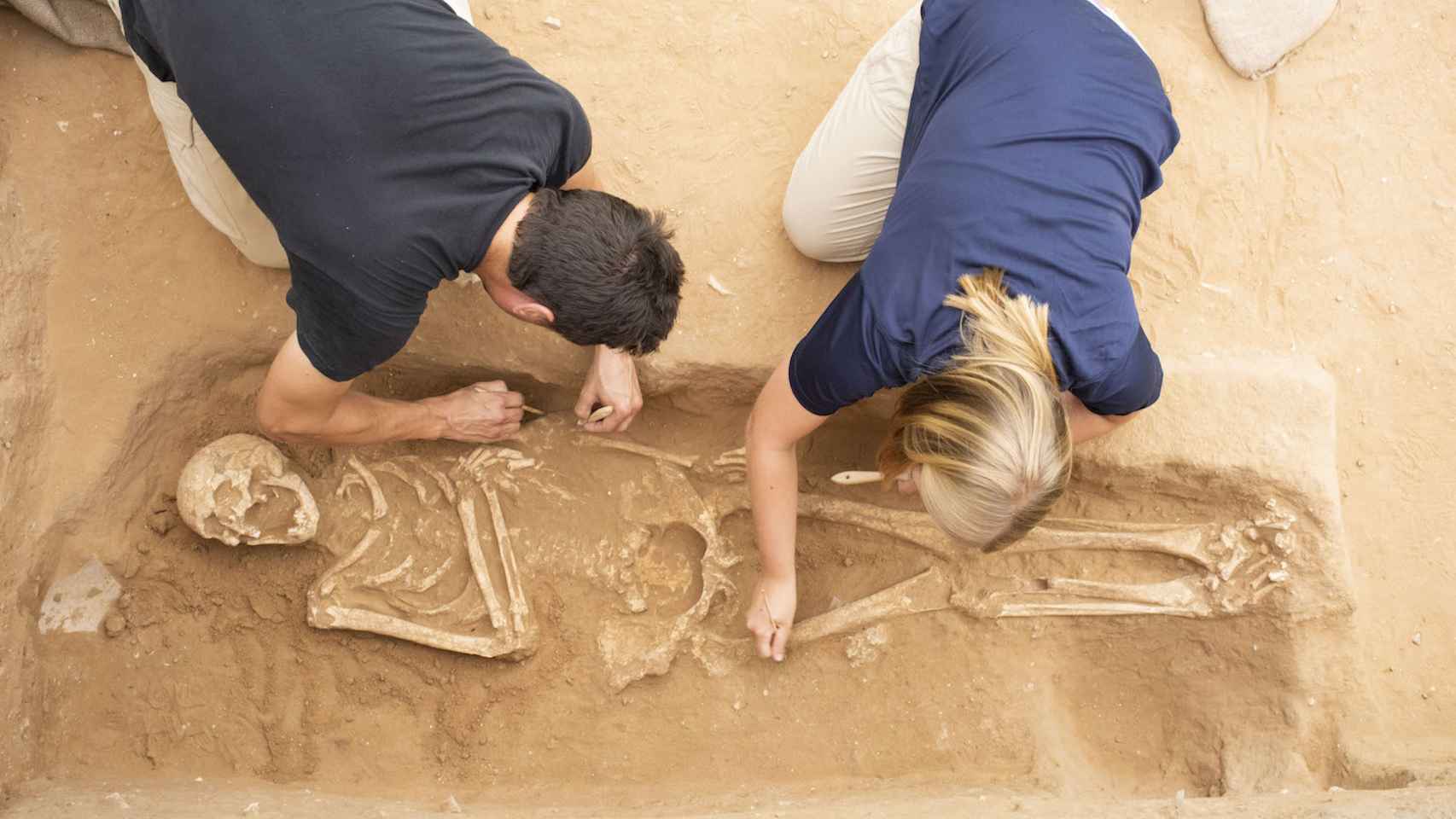 Dos arqueólogos excavan un cementerio filisteo en Ascelón.