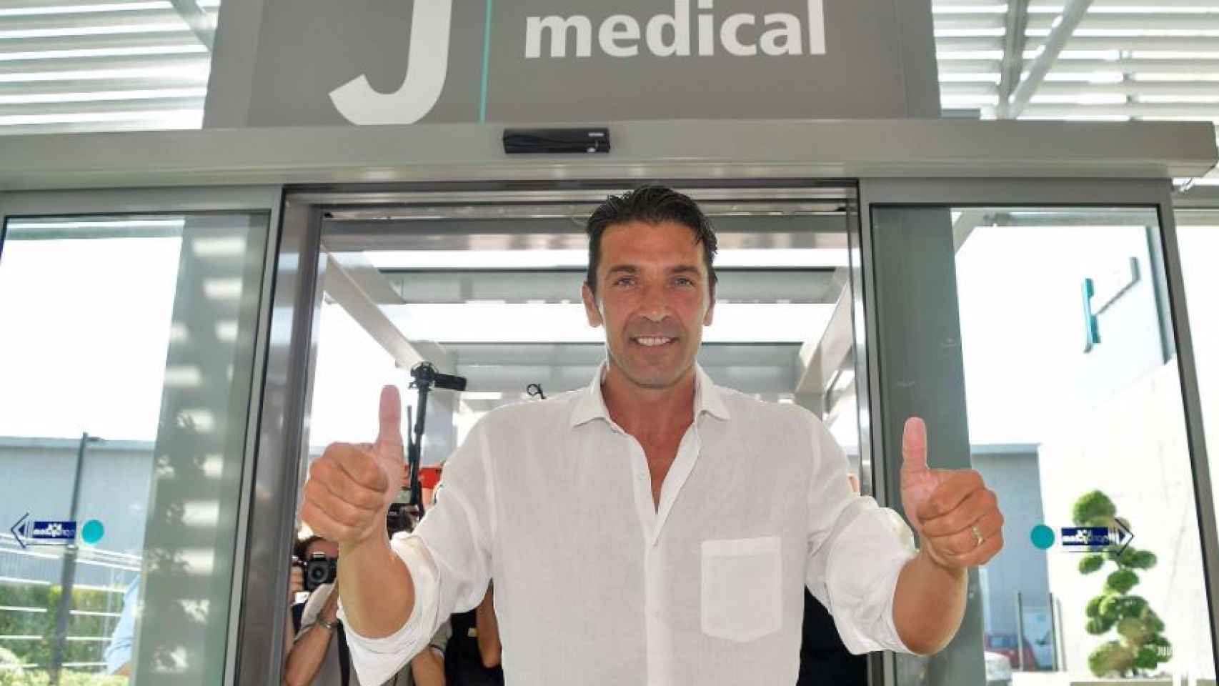 Buffon a su llegada a Turín. Foto: Twitter (@juventusfc).