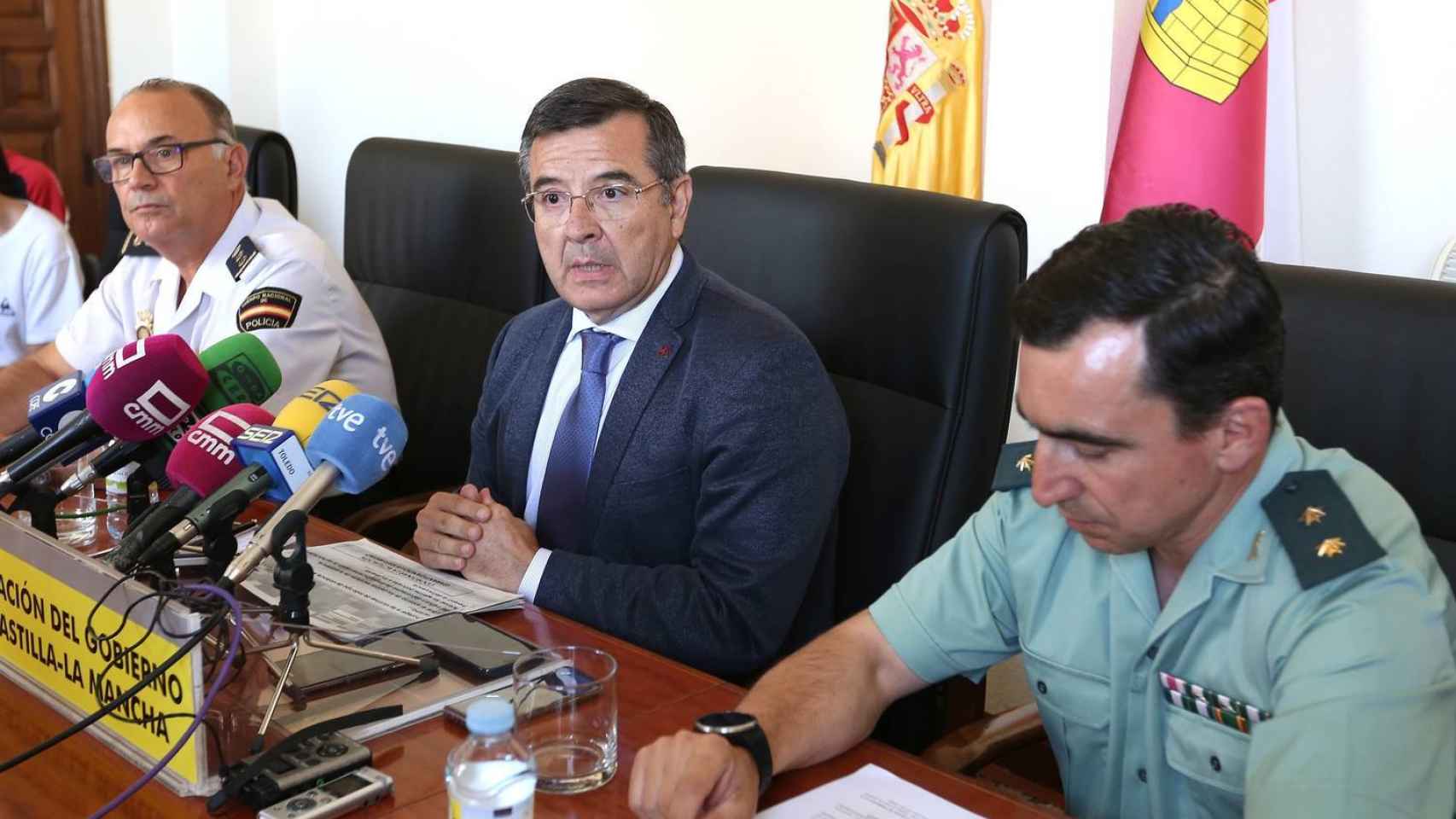 Carlos Ángel Devia, subdelegado del Gobierno en Toledo, este jueves en rueda de prensa junto a otras personas. Foto: Óscar Huertas