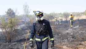 Un bombero forestal durante el incendio de Almorox