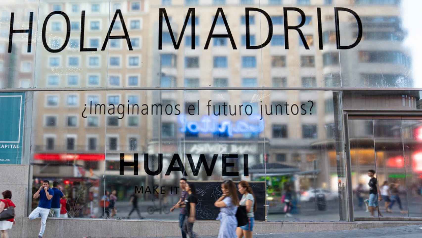 Carteles que desde hace unos meses indican la apertura del nuevo espacio de Huawei en Madrid.