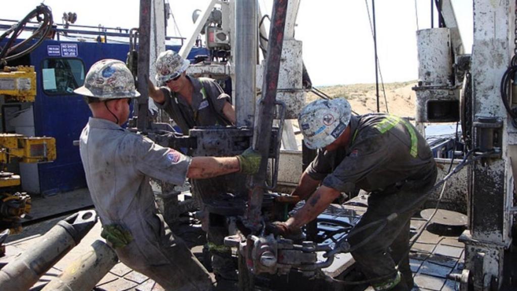 Obreros extrayendo petróleo.