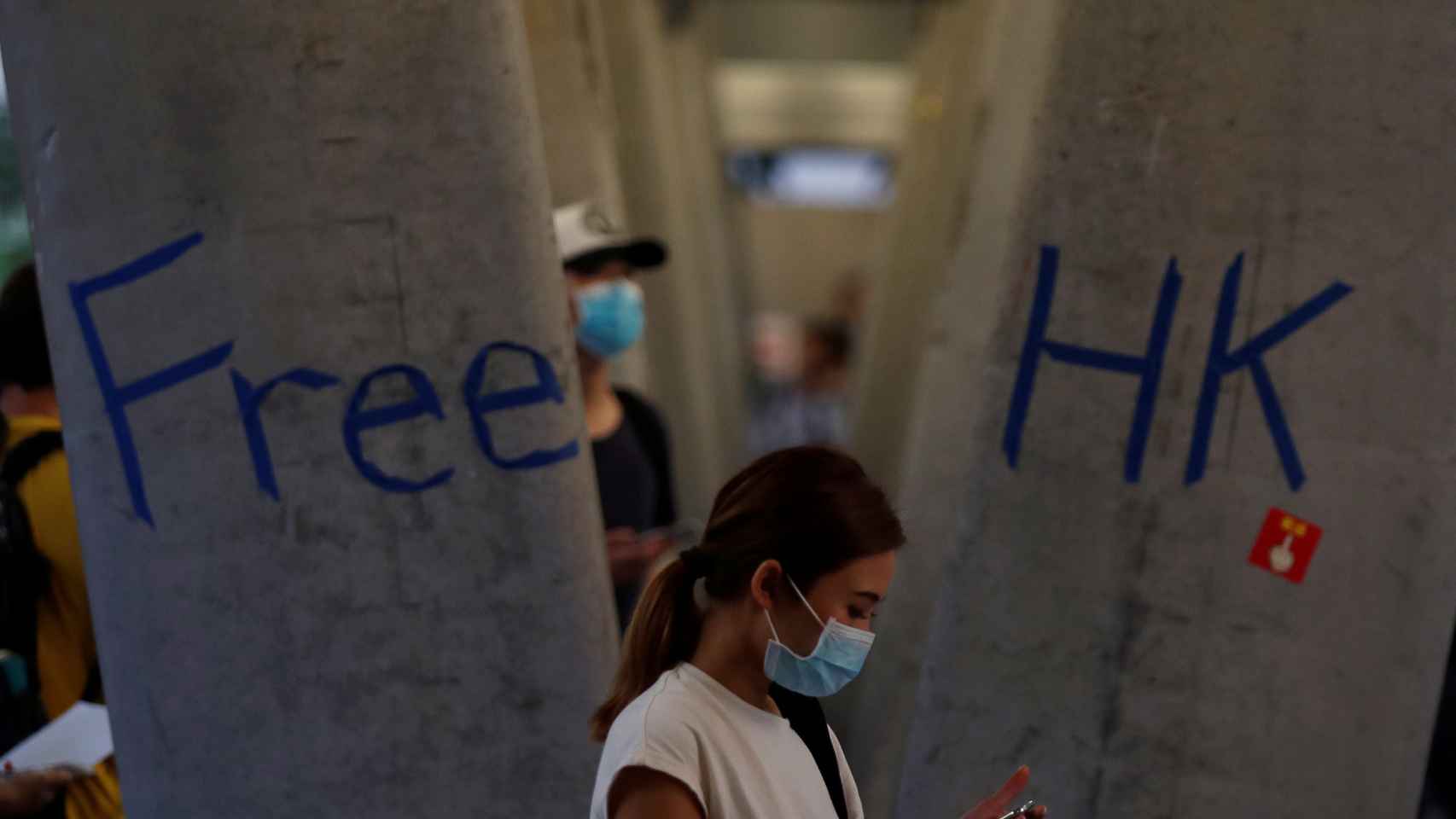 Una mujer asiste en Hong Kong a una protesta por el proyecto de ley de extradición,