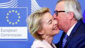 Von der Leyen, con Juncker en Bruselas en una imagen reciente.