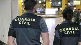 Agentes de la Guardia Civil en el aeropuerto