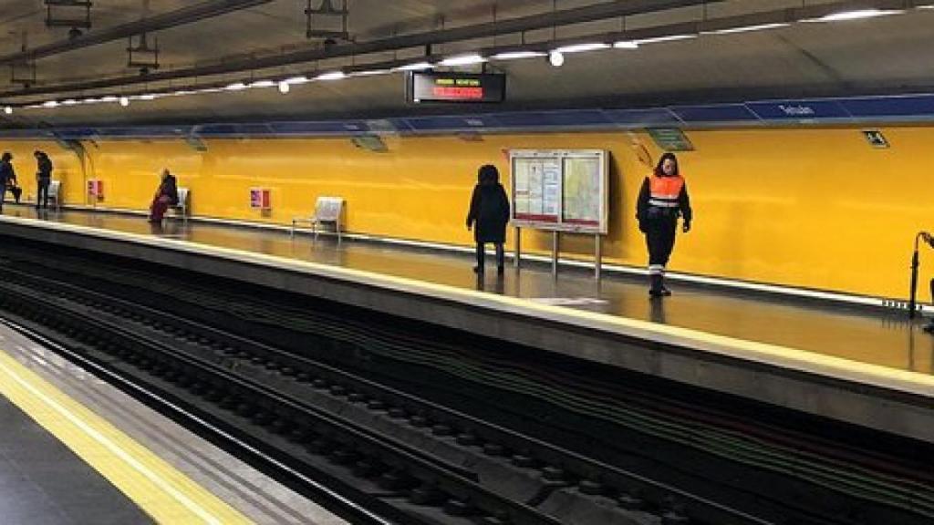 Un joven le enseña los genitales y agrede sexualmente a una empleada del Metro Un joven le enseña los genitales y agrede sexualmente a una empleada del Metro