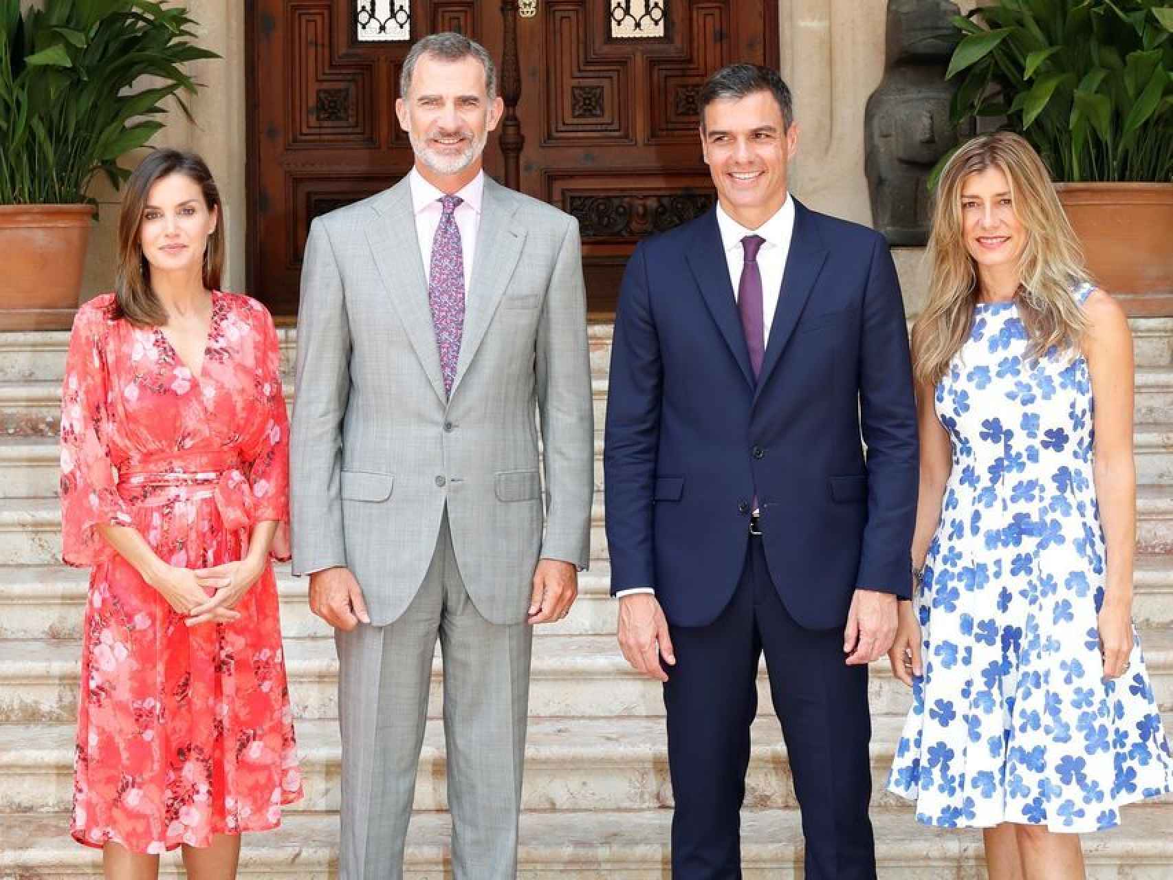 Los reyes Felipe y Letizia junto a Pedro Sánchez y su esposa, Begoña Gómez.