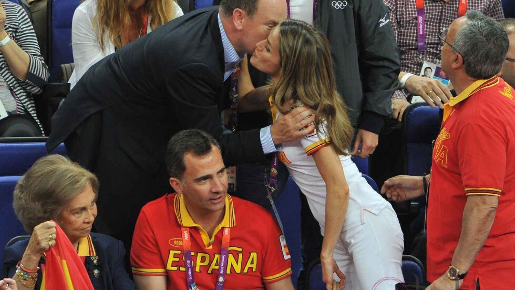 Letizia saluda a Alberto de Mónaco durante la final de España de baloncesto en los Juegos Olímpicos de 2012.