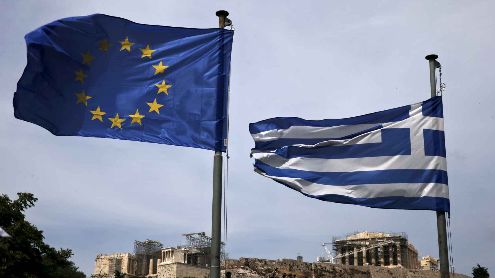 Las banderas de Grecia y la UE ondean el Partenón de fondo