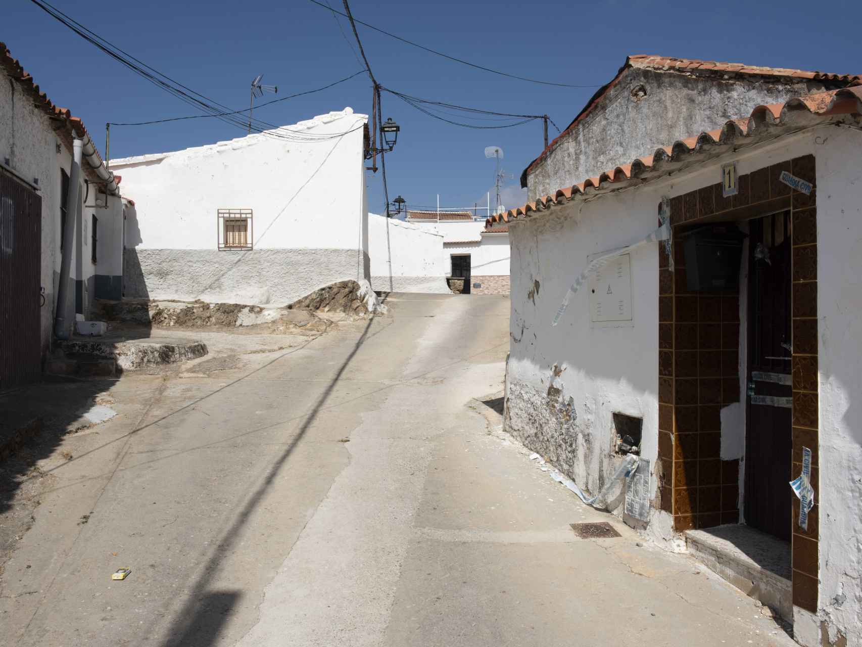La casa en la que vivió el asesino en El Campillo (Huelva).  A la izquireda, en la esquina, la vivienda que alquiló Laura Luelmo.