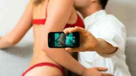El sexting es el envío de mensajes sexuales, eróticos o pornográficos, por medio de teléfonos móviles.