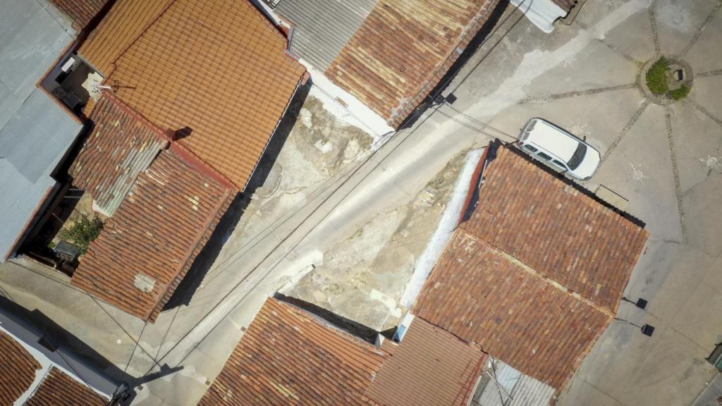 Las dos viviendas están separadas por apenas una decena de pasos.