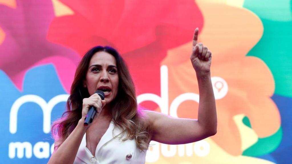 Mónica Naranjo como pregonera en el Orgullo. EFE.
