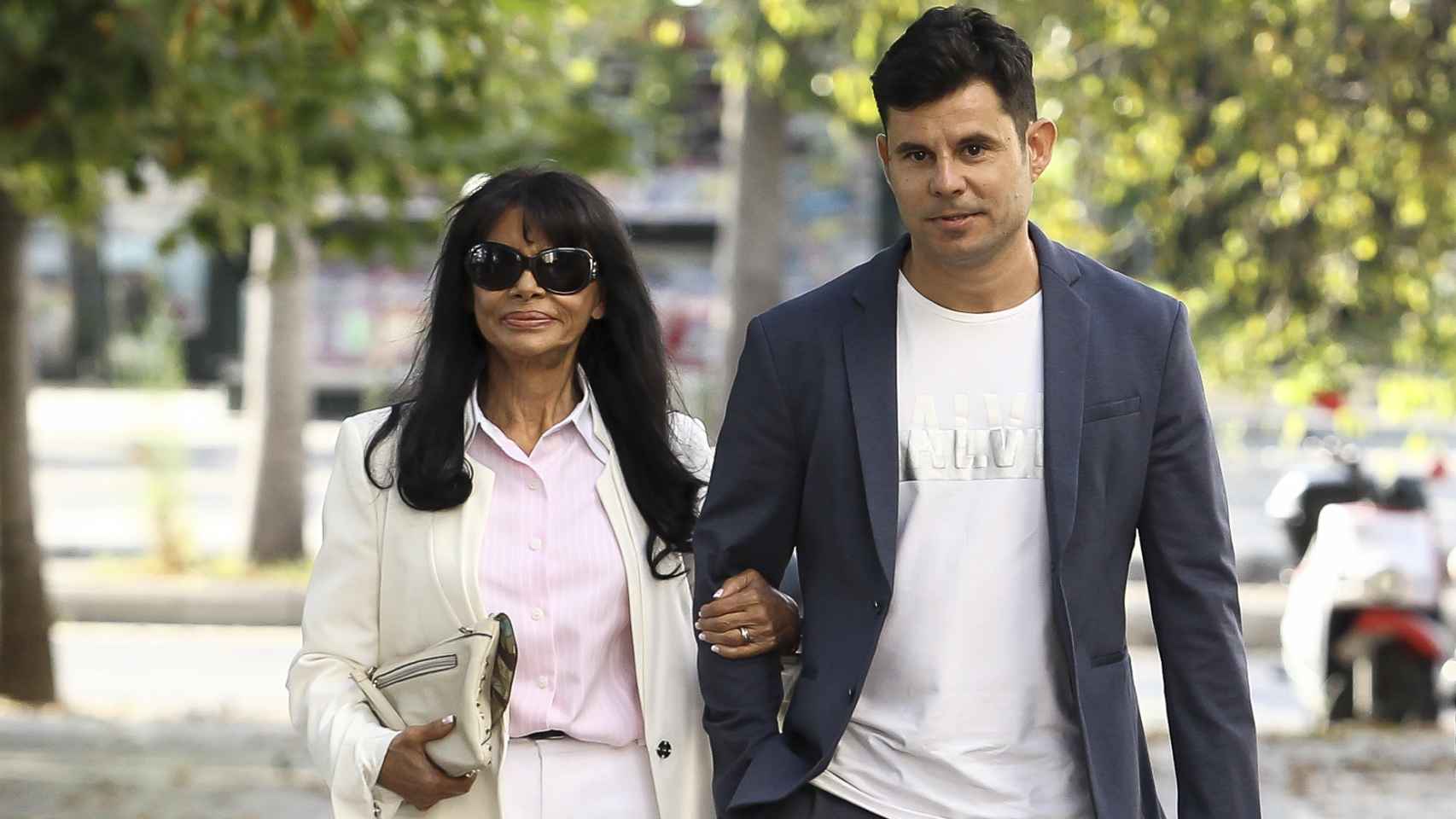 Javier Santos y María Edite llegando a los Juzgados de Valencia donde se dirime su demanda por paternidad.