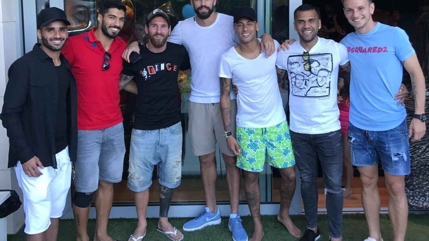 Reunión de los jugadores del FC Barcelona con Neymar y Alves tras su salida del equipo Foto: Instagram (@neymarjr)
