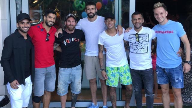 Reunión de los jugadores del FC Barcelona con Neymar y Alves tras su salida del equipo Foto: Instagram (@neymarjr)