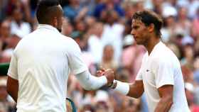 Nadal y Kyrgios se saludan tras el partido de Wimbledon.