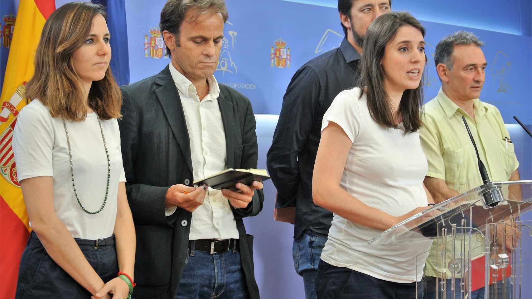 Irene Montero comparece acompañada de Ione Belarra, Jaume Asens, Antón Gómez Reino y Enrique de Santiago.