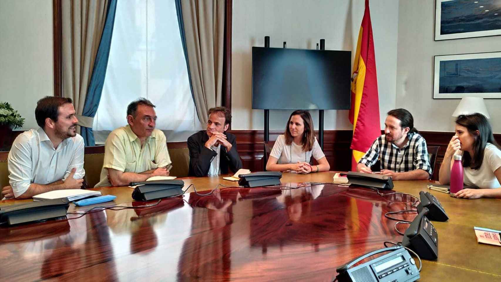 Alberto Garzón, Enrique Santiago (IU), Jaume Asens (En Comú), Ione Belarra, Pablo Iglesias e Irene Montero (Podemos), reunidos en el Congreso.