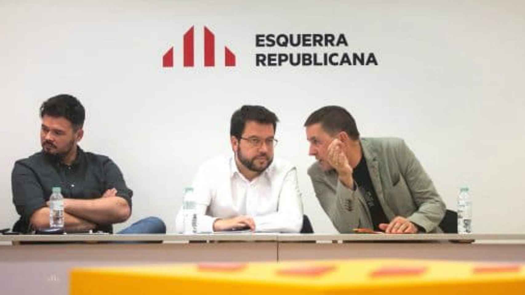 Gabriel Rufián, Pere Aragonés y Arnaldo Otegi, reunidos en la sede de ERC en Barcelona.